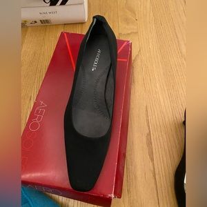 Nwot black fabric aerosoles brand low heels. Size 6.5